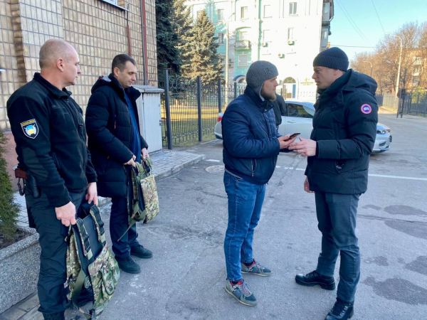 В Каменском бойцы теробороны получили форму, бронежилеты и рации
