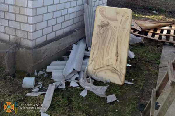 Ветер сорвал шифер с крыш десятка домов в Днепре
