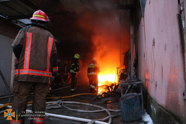 В Днепре потушили пожар в частном дворе
