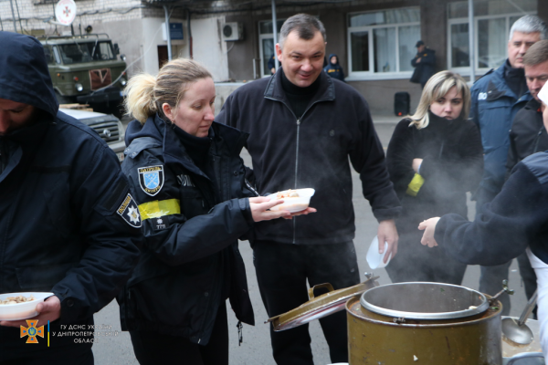 В Днепре для защитников работает полевая кухня спасателей
