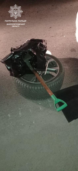 В Днепре задержали мужчину с подозрительной перепиской, крупной суммой денег и лопатой

