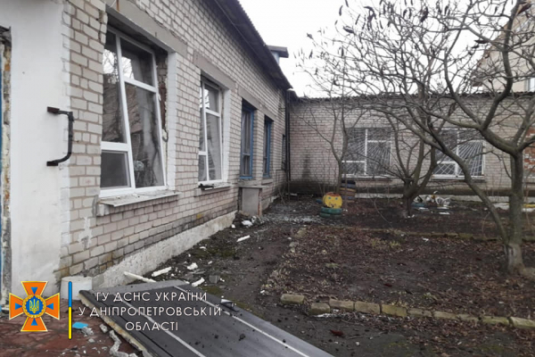 На Днепропетровщине силами спасателей и местных жителей ликвидировали последствия падения ракеты на школьный стадион 
