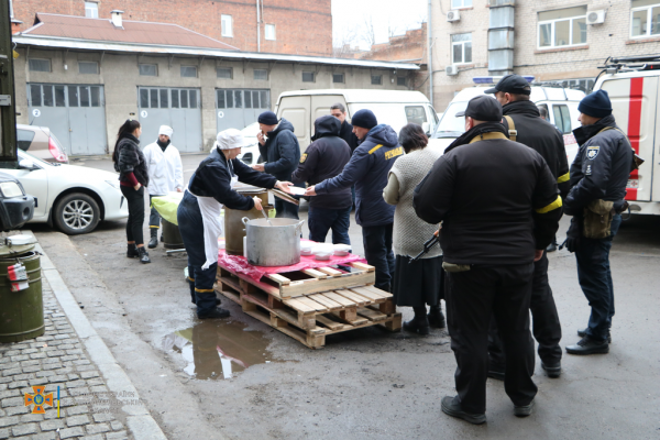 В Днепре для защитников работает полевая кухня спасателей
