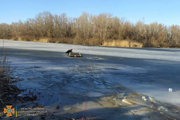 В Днепре двое мужчин провалились под лед, один погиб
