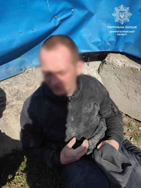 В Днепре задержали мужчину с формой метростроителя и телефонными номерами рф
