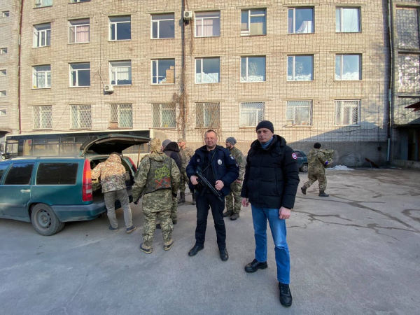 В Каменском бойцы теробороны получили форму, бронежилеты и рации
