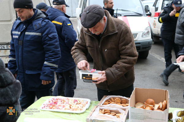 В Днепре для защитников работает полевая кухня спасателей
