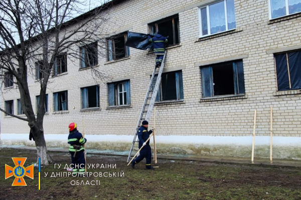На Днепропетровщине силами спасателей и местных жителей ликвидировали последствия падения ракеты на школьный стадион 
