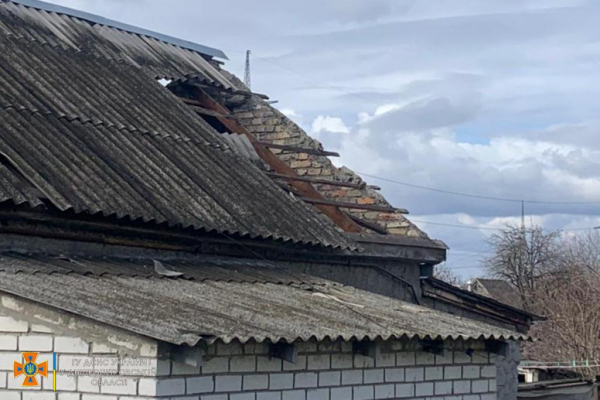 Ветер сорвал шифер с крыш десятка домов в Днепре
