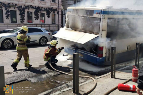 В Днепре на ходу загорелся автобус с пассажирами
