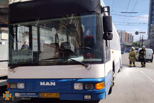 В Днепре на ходу загорелся автобус с пассажирами
