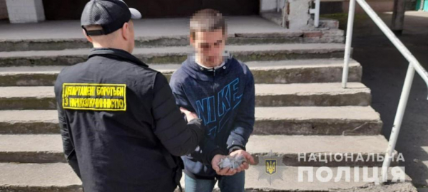 В Каменском, Кривом Роге и Терновке задержали мужчин с наркотиками
