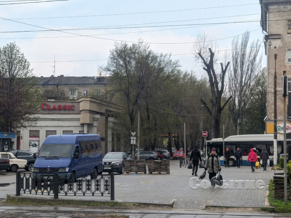 В Каменском восстанавливают тротуары и элементы благоустройства
