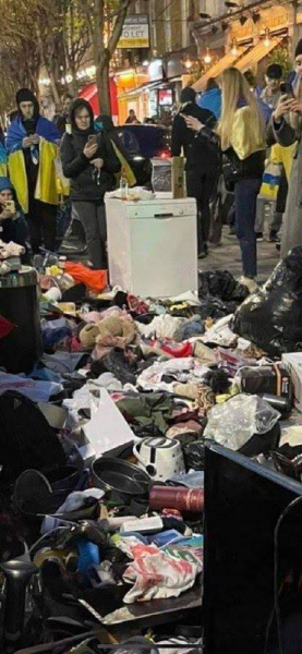 Под консульства рф приносят &laquo;подарки&raquo; в виде украденных у украинцев вещей
