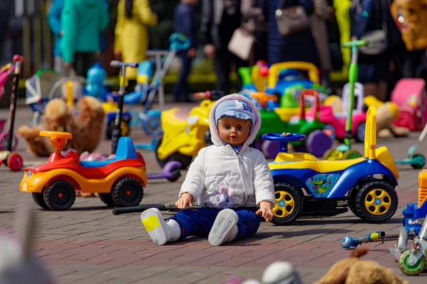 &laquo;Спустошені подвір&rsquo;я&raquo;: в Каменском прошла акция в память погибших от российской агрессии детей
