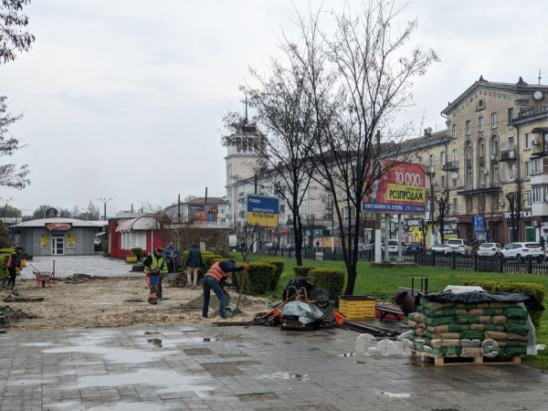 В Каменском восстанавливают тротуары и элементы благоустройства
