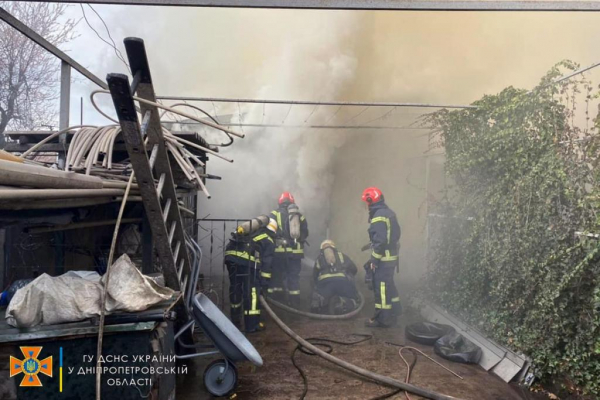 В Каменском 11 спасателей тушили пожар в гараже
