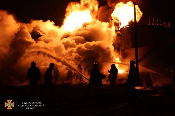 46 спасателей ликвидировали пожар, возникший в результате вражеского обстрела Новомосковского района
