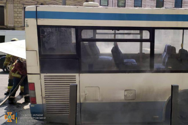 В Днепре на ходу загорелся автобус с пассажирами
