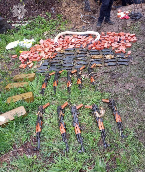 В Кривом Роге в лесополосе откопали бочки с оружием, боеприпасами и взрывчаткой&nbsp;
