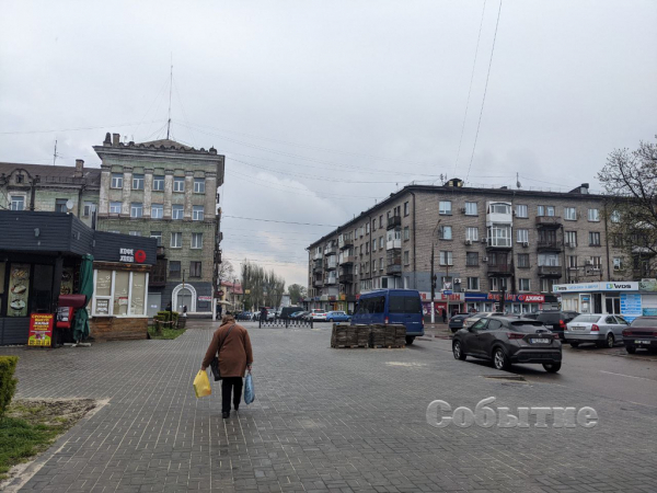 В Каменском восстанавливают тротуары и элементы благоустройства
