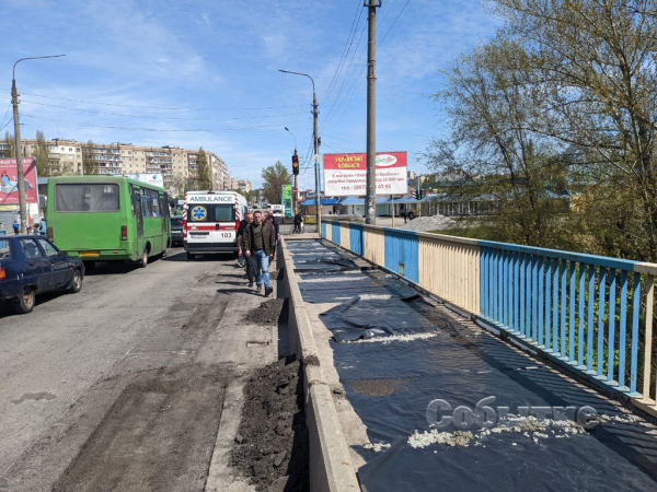 В Каменском на мосту через левобережный канал устраивают новое пешеходное покрытие
