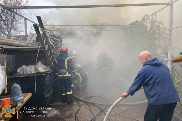 В Каменском 11 спасателей тушили пожар в гараже
