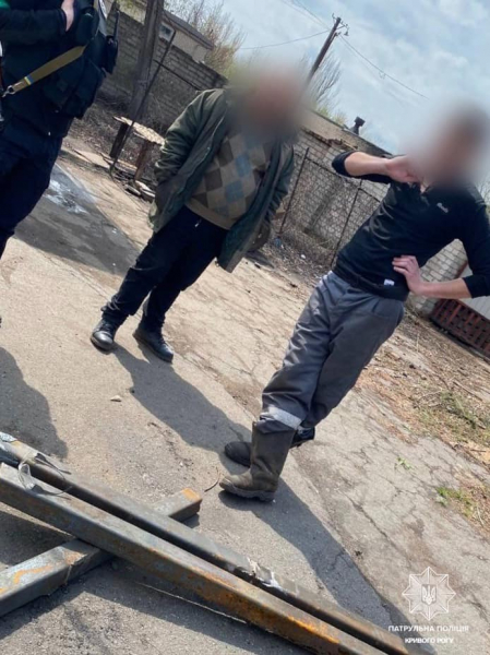 В Кривом Роге патрульные обнаружили подозрительных мужчин, разрезавших противотанковые ежи
