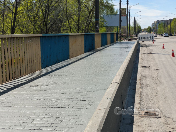 В Каменском на мосту через левобережный канал устраивают новое пешеходное покрытие
