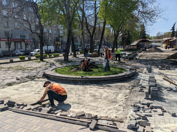В Каменском продолжается  благоустройство: как живет и работает город в тылу
