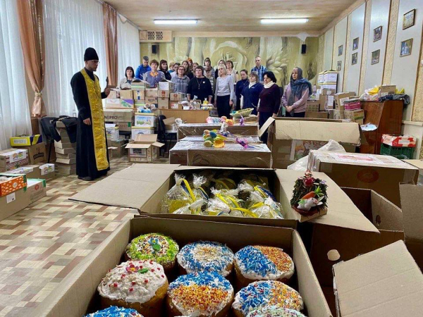 Пасхальные корзинки для воинов передают каменчане на фронт
