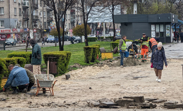 В Каменском восстанавливают тротуары и элементы благоустройства
