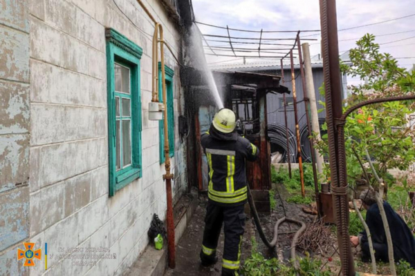 В Никополе, ликвидируя пожар, спасли хозяина дома
