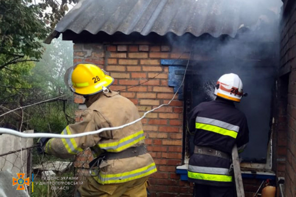 Два обгоревших тела обнаружили при тушении пожара в летней кухне в Никопольском районе
