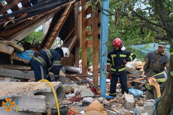 В Новомосковском районе обрушился дачный дом, из-под завалов достали мужчину
