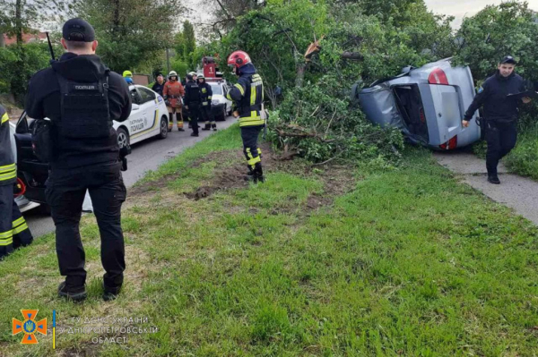 Утреннее ДТП в Днепре: автомобиль врезался в дерево и перевернулся
