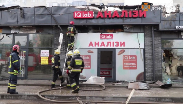 В Днепре 26 спасателей тушили торговые павильоны
