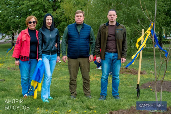 &laquo;Аллею мира&raquo; высадили  в Каменском
