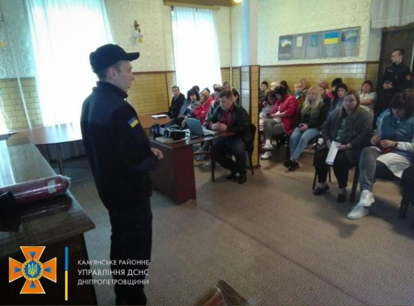 Коллективу психбольницы в Каменском рассказали, как пользоваться огнетушителями
