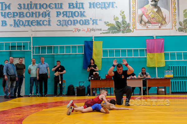 Турнир по греко-римской борьбе продолжил марафон в поддержку ВСУ в Каменском
