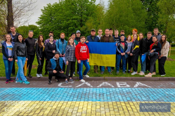 &laquo;Аллею мира&raquo; высадили  в Каменском
