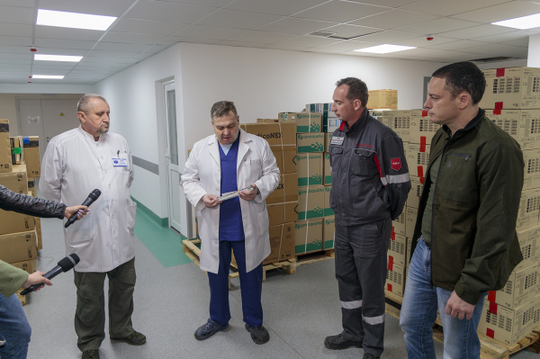 Медикам Каменского передали очередную партию медикаментов и аппараты внешней фиксации
