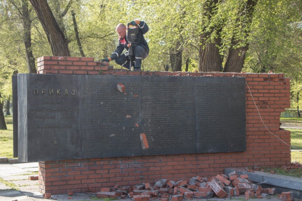 Декоммунизация 2.0 &ndash; в Днепре приступили к демонтажу памятных знаков советского наследия (фото)