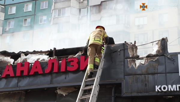 В Днепре 26 спасателей тушили торговые павильоны
