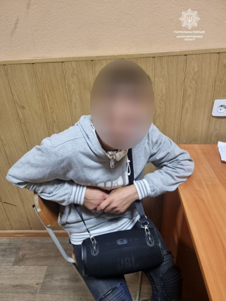 В Днепре мужчина украл у собутыльника три телефона и колонку
