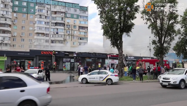 В Днепре 26 спасателей тушили торговые павильоны
