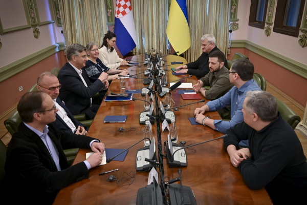 С нами весь мир &ndash; кто и зачем посетил Украину в День памяти и примирения