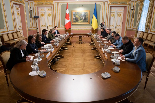 С нами весь мир &ndash; кто и зачем посетил Украину в День памяти и примирения