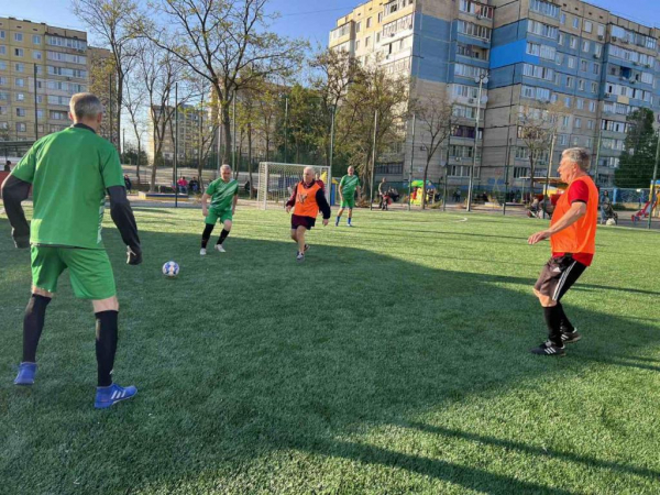 Ветераны футбола в Каменском провели очередной благотворительный матч в поддержку защитников
