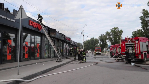 В Днепре 26 спасателей тушили торговые павильоны

